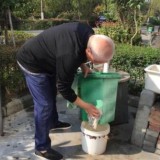 浙江“怪人”愛給垃圾桶洗澡為垃圾分類更添力