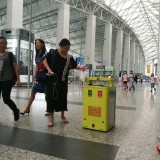 廣州白云機場的移動感應(yīng)式垃圾桶機器人