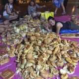 新加坡的這群人在不銹鋼垃圾箱里找面包