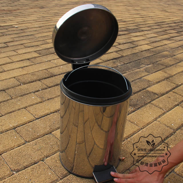 不銹鋼腳踏式垃圾桶圖片02 不銹鋼腳踏式垃圾桶圖片02