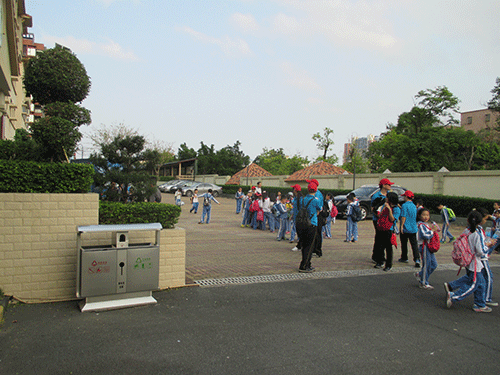 紅樹(shù)灣不銹鋼垃圾桶提升順德校園美麗環(huán)境 紅樹(shù)灣不銹鋼垃圾桶提升順德校園美麗環(huán)境
