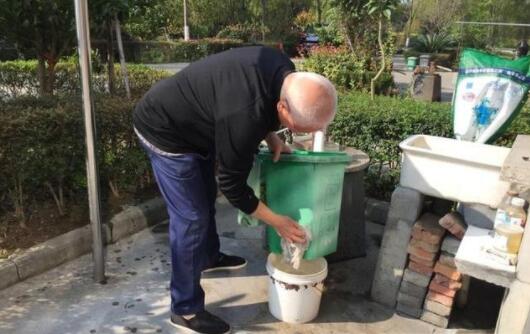 “怪人”愛給垃圾桶洗澡 “怪人”愛給垃圾桶洗澡