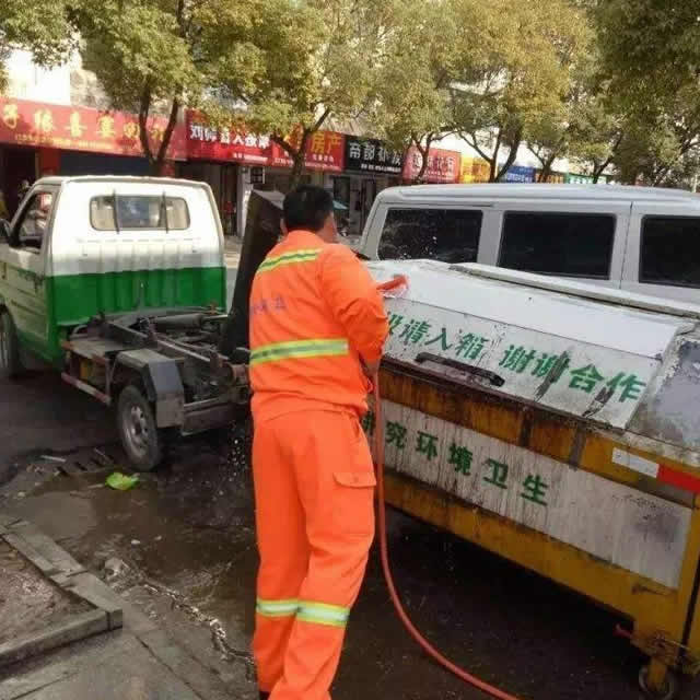 街道上清洗垃圾桶果皮箱 街道上清洗垃圾桶果皮箱