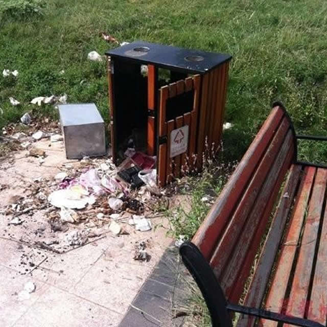 福建龍巖小區分類果皮箱形同虛設 福建龍巖小區分類果皮箱形同虛設